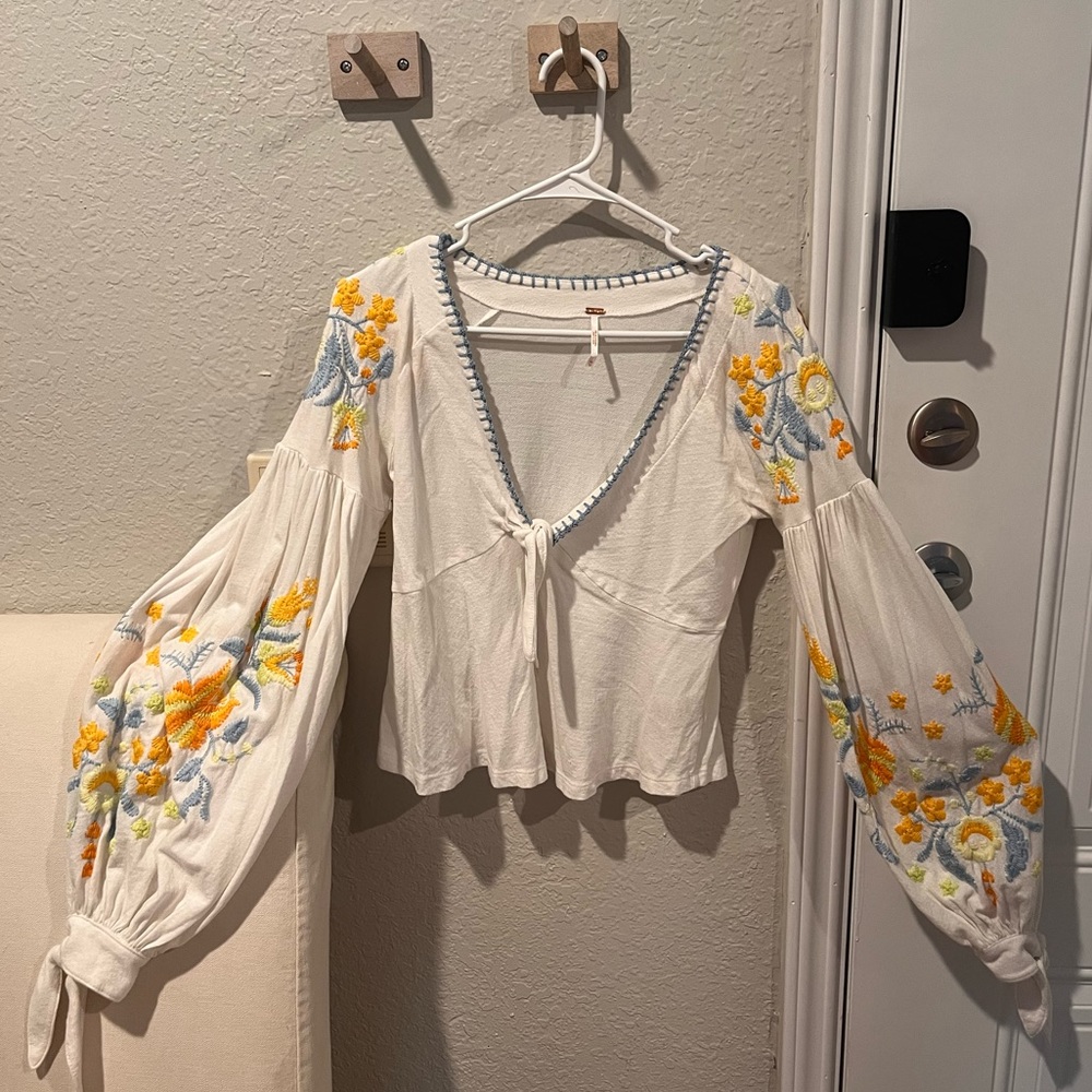 Free People top! Worm a few times - in great condition!